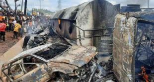 Nijerya'da akaryakıt tankeri devrildi: 20 ölü