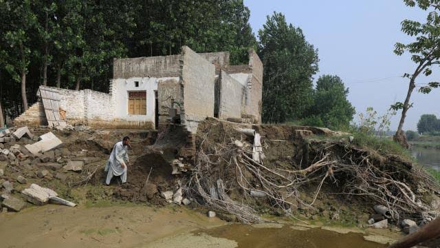 pakistan da okullarin yuzde 40 i yikilmis durumda 01