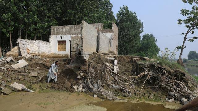 Pakistan’da okulların yüzde 40’ı yıkılmış durumda