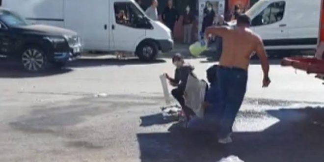 Seyyar balıkçı kendi çocuklarını yakmaya çalıştı