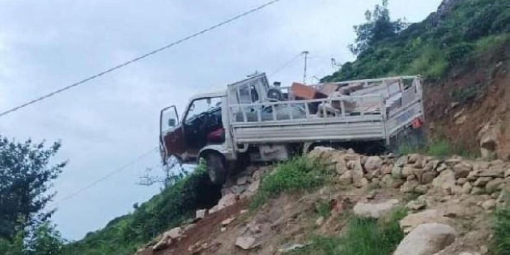 Rize’de uçurumda asılı kalan kamyonetin şoförü öldü