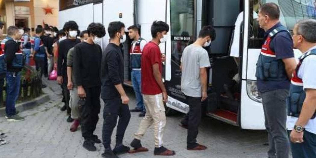 Türkiye’de sınırdışı edilen düzensiz göçmen sayısı 8 ayda 75 bin 678’e ulaştı