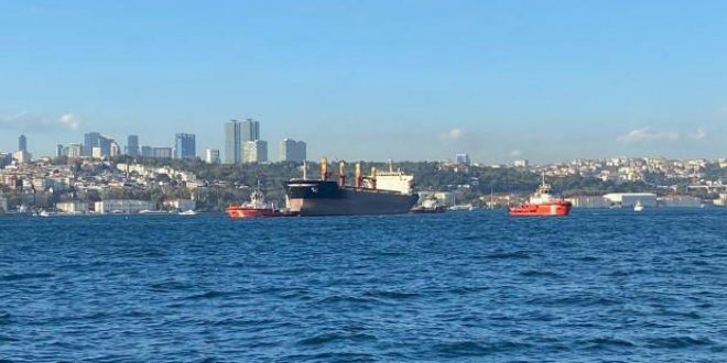 Üsküdar açıklarında yük gemisi kitlendi!