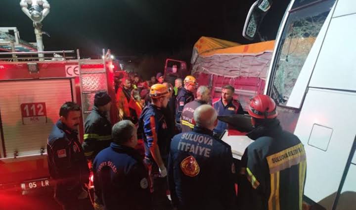 Amasya’da feci kaza: 2 ölü 20 yaralı