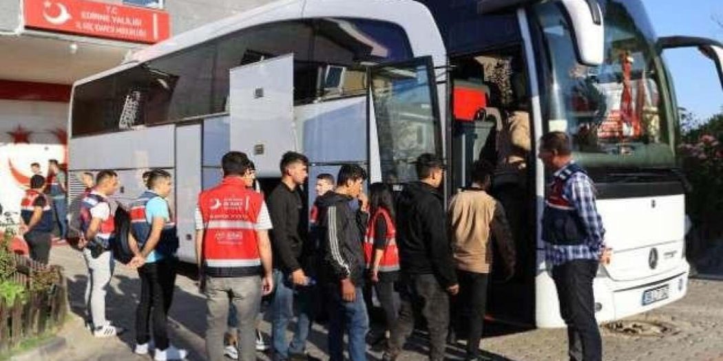 Edirne’de 139 Afgan ve Iraklı göçmen sınır dışı edildi