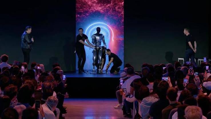 Elon Musk yeni insansı robotu tanıttı!