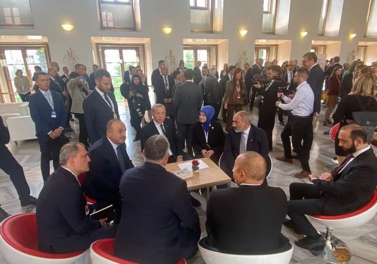 Erdoğan, Prag’da Aliyev ve Paşinyan ile görüşme yaptı!
