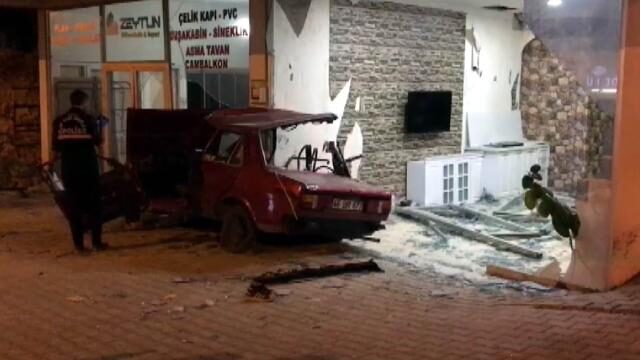 Kahramanmaraş’ta kaza: Otomobil işyerine girdi