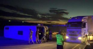 Kars'ta midibüsle tır kafa kafaya çarpıştı!