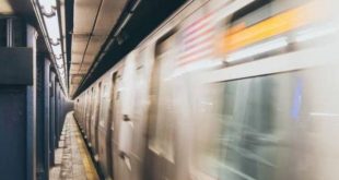 Kıyafeti metro kapısına sıkışan adam feci şekilde can verdi!