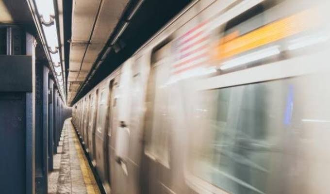 Kıyafeti metro kapısına sıkışan adam feci şekilde can verdi!