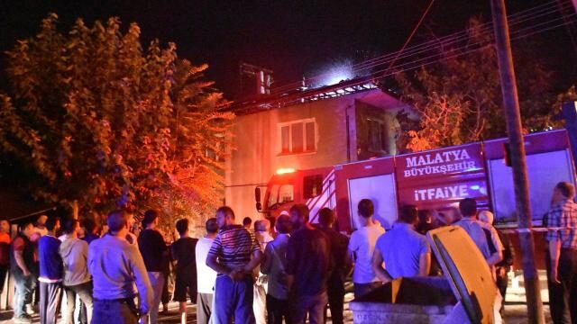 Malatya’da çatı yangını: 2 hayvan telef oldu