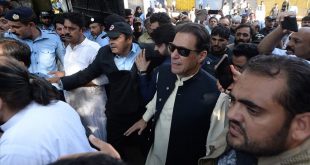 Pakistan'da düzenlenen ara seçimlerde eski başbakan İmran Han rakibine fark attı!