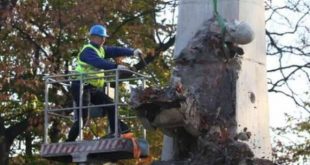 Polonya Sovyet anıtlarını yıktı