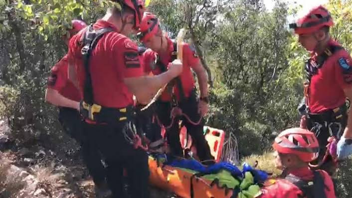 Yamaç paraşütü yapan turist kayalıklara düşerek hayatını kaybetti