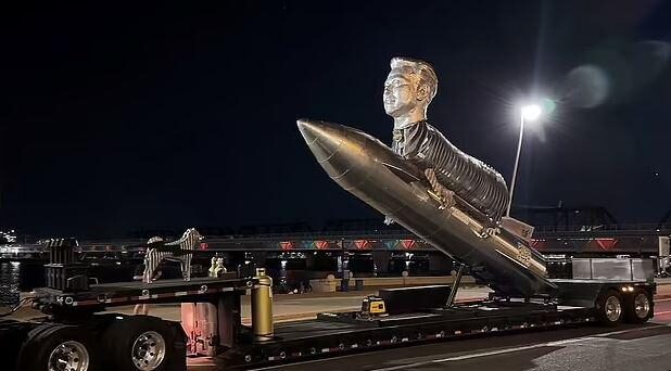 Elon Musk’ın keçi gövdeli heykeli dikildi