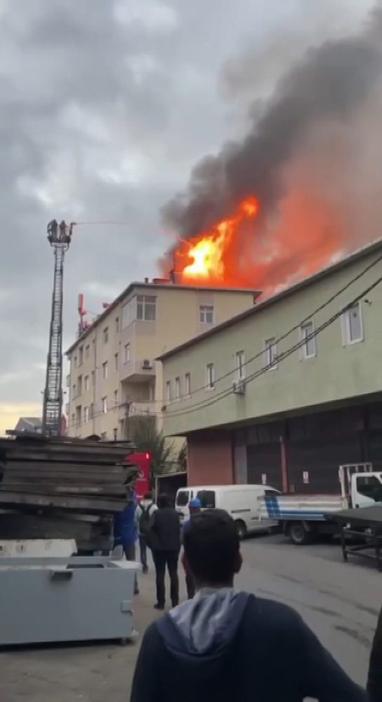 Tuzla'da bir binada yangın: Bina tahliye edildi
