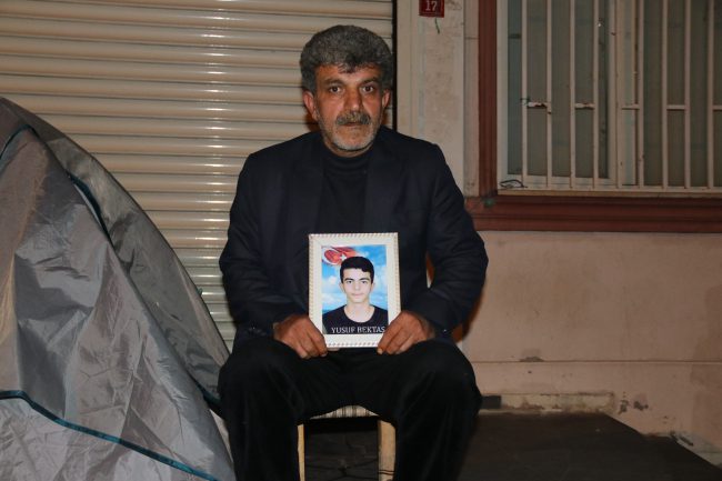 Diyarbakır'da evlat nöbetindeki babanın eylem kararı sürüyor