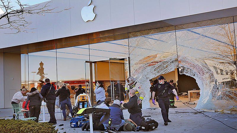 Apple mağazasına dalan araç dehşet saçtı