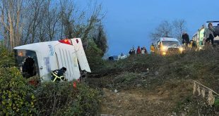 Bartın'da yolcu otobüsün devrilmesi sonucu 39 kişi yaralandı