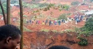 Cenaze töreni esnasında heyelan meydana geldi: 11 kişi toprak altında kaldı!