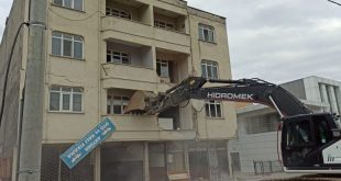 Düzce'de ağır hasarlı binalar yıkılmaya başladı