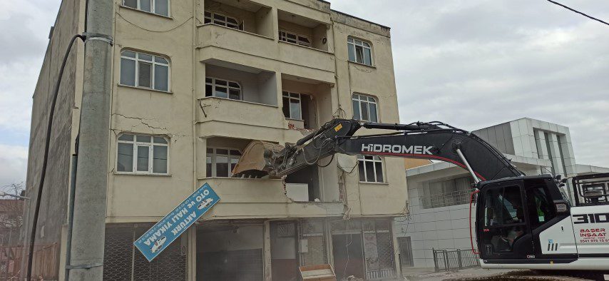 Düzce’de ağır hasarlı binalar yıkılmaya başladı