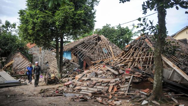 endonezya daki depremde arama kurtarma calismalari devam ediyor 01