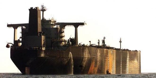 Endonezya'da karaya oturan petrol gemisinin kurtarılması 1 ay sürecek