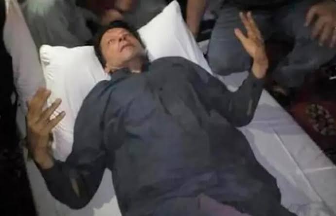 eski pakistan basbakani imran han ugradigi suikast sonucu yaralandi 01
