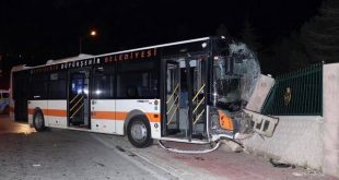 Halk otobüsü ile otomobil çarpıştı: 10 kişi yaralandı!