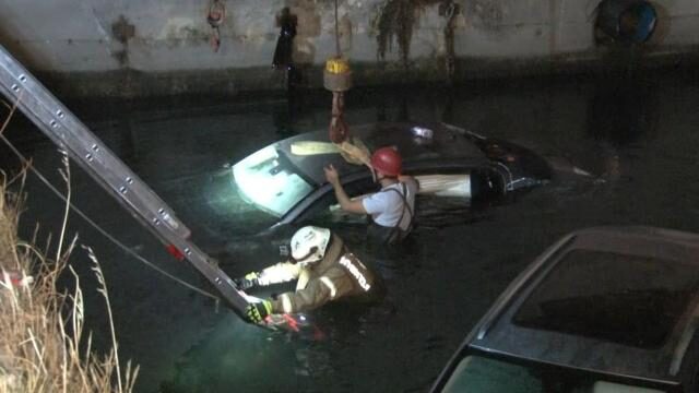 İstanbul’da iki araç dereye uçtu
