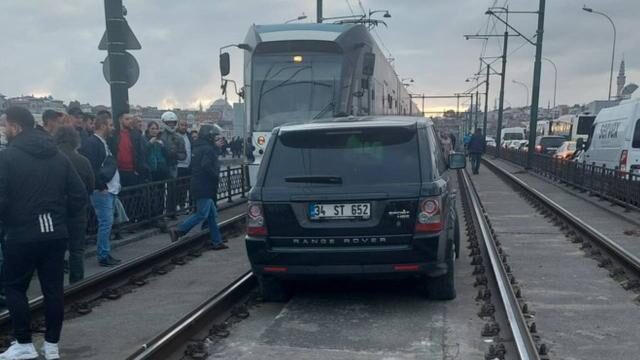 İstanbul’da lüks araç tramvay yoluna girdi