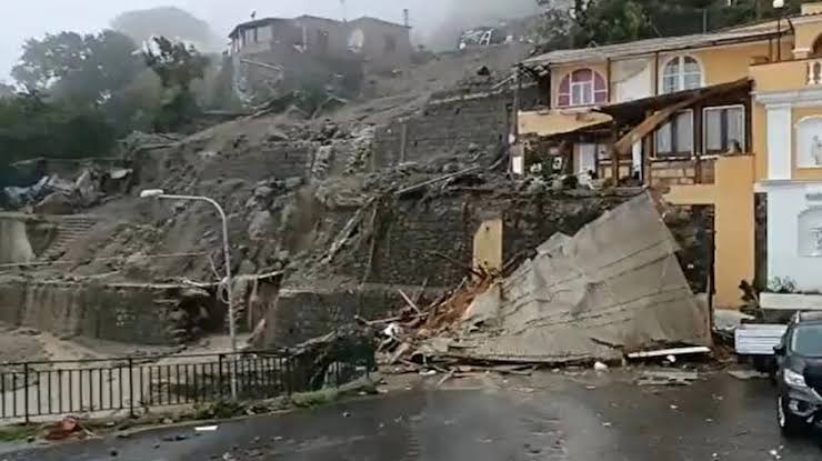 İtalya’da meydana gelen toprak kaymasında 8 kişi öldü