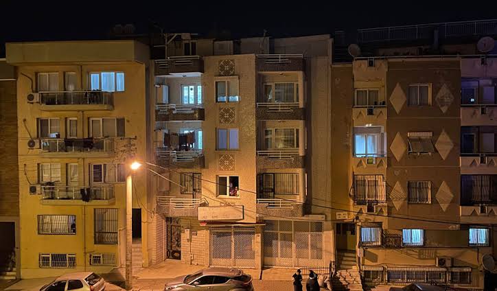 İzmir’deki depremde balkondan atlayan genç vefat etti