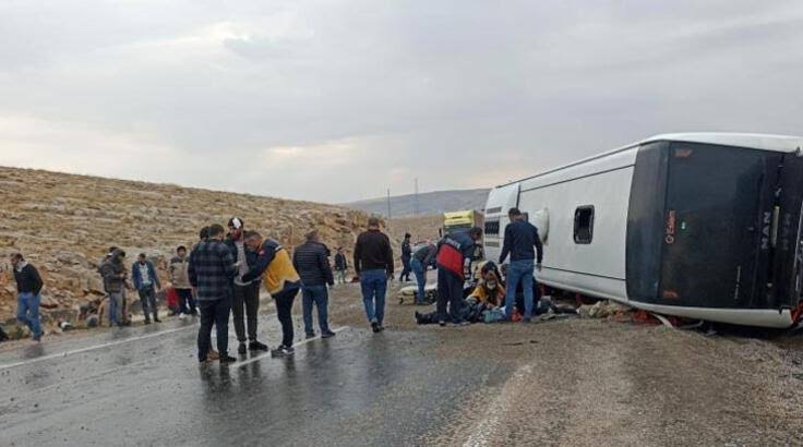 Kaçak göçmenleri taşıyan otobüsün devrilmesi sonucu 3 kişi hayatını kaybetti!