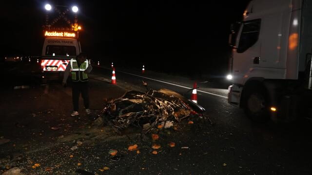 Kocaeli’de feci kaza! Otomobil tıra çarptı