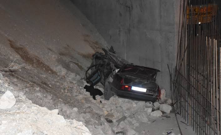 Köprü inşaatına düşen otomobildeki aynı aileden 4 kişi feci şekilde can verdi!