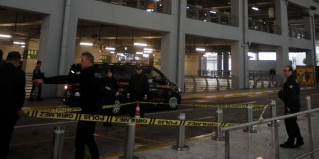Liberyalı diplomat ailesinin gözü önünde intihar etti!