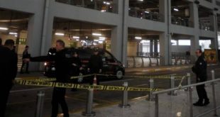 Liberyalı diplomat ailesinin gözü önünde intihar etti!