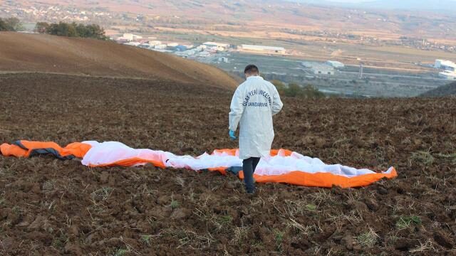 Paraşütçü arkadaşlarına yardım etmek isterken kendi hayatını kaybetti