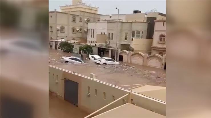 suudi arabistan da asiri yagislar sele neden oldu 2 kisi hayatini kaybetti 01