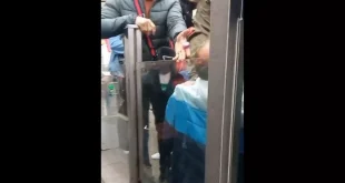 Tramvaydaki tacizciye yolculardan dayak!