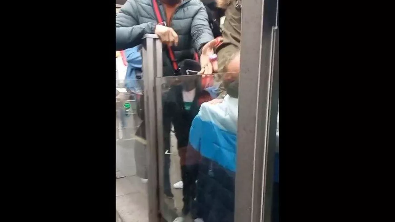 tramvaydaki tacizciye yolculardan dayak 01