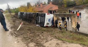 Yolcu otobüsü şarampole devrildi! Çok sayıda yaralı var!