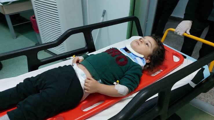 Çocuğunun balkondan düştüğünü görünce anne de düşerek hastanelik oldu!