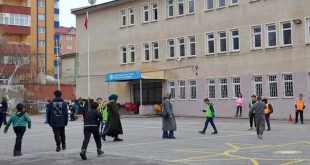 İki öğretmen öğrencilerinin gözü önünde bıçakla birbirine girdi