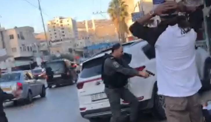 israil askeri filistinli genci sokak ortasinda infaz etti 01