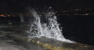 İstanbul'u vuran şiddetli lodos vapur seferlerini iptal ettirdi