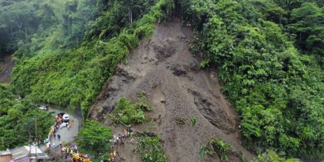 Kolombiya'da otoyolda toprak kayması sonucu ölenlerin sayısı artıyor